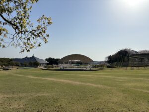 子どもたち大はしゃぎ！ウェルネスパーク五色の“秘密基地”みたいなアスレチックへ♪